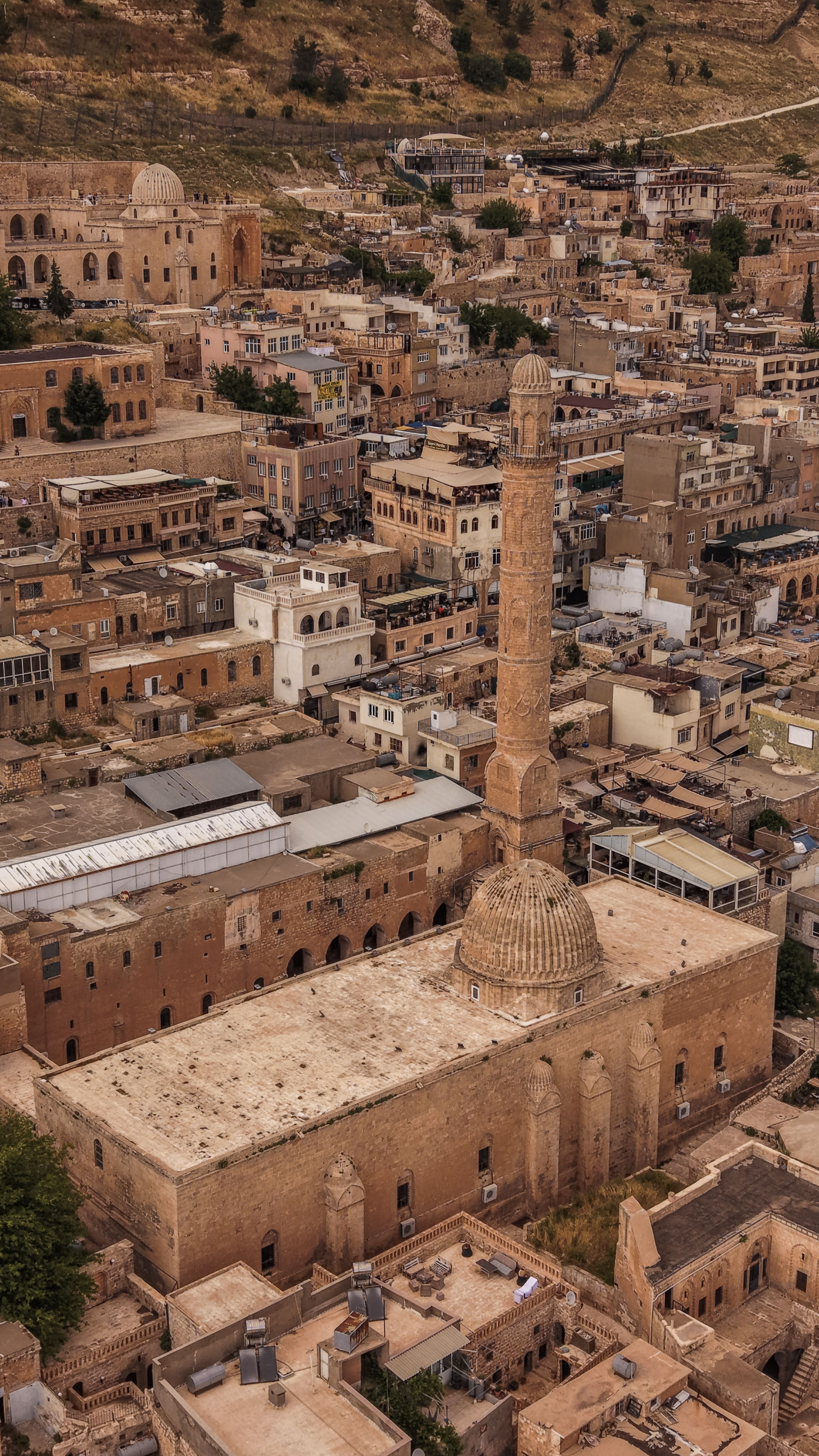Aerial view of historic Mêrdîn, featuring the minaret of Mizgefta Mezin.